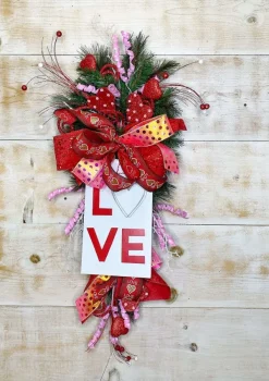 Table Decor^Burton & Burton Valentine's Tag Wall Hanging